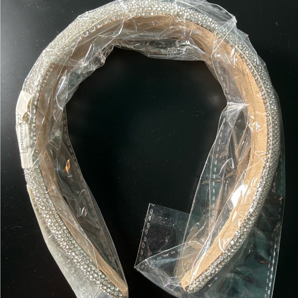 New Rhinestone set with cosmetic brush, headband and barrette. - Picture 3 of 4